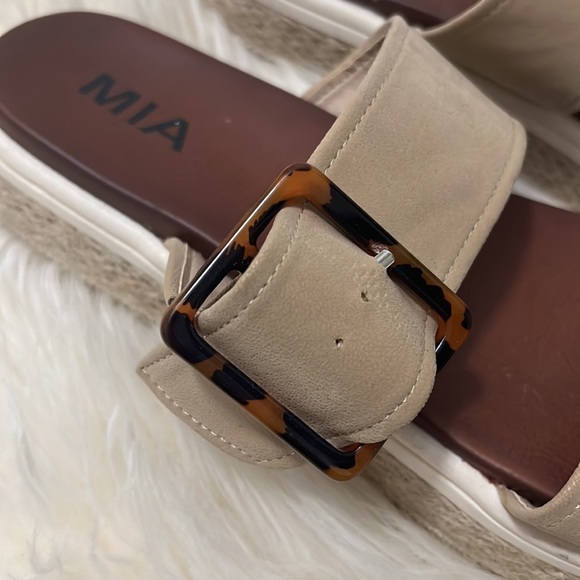 MIA Platform Slides 8.5M - Picture 2 of 5